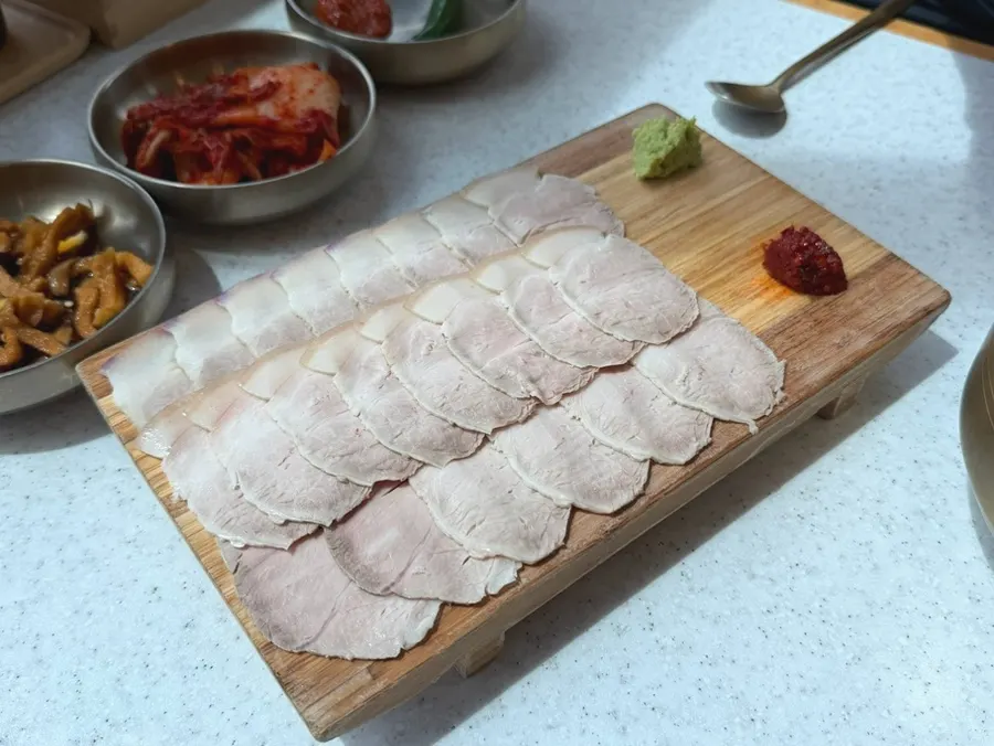 사이드로 주문한 돔베냉수육 한 접시