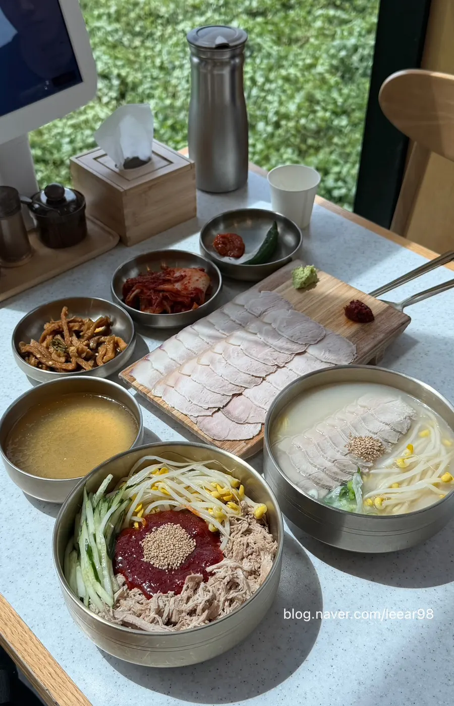 한담국수 테이블에 차려진 국수와 수육 상차림