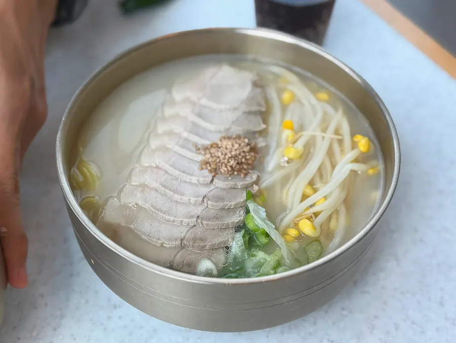 한담국수 창가 좌석에서 본 한담해변 풍경