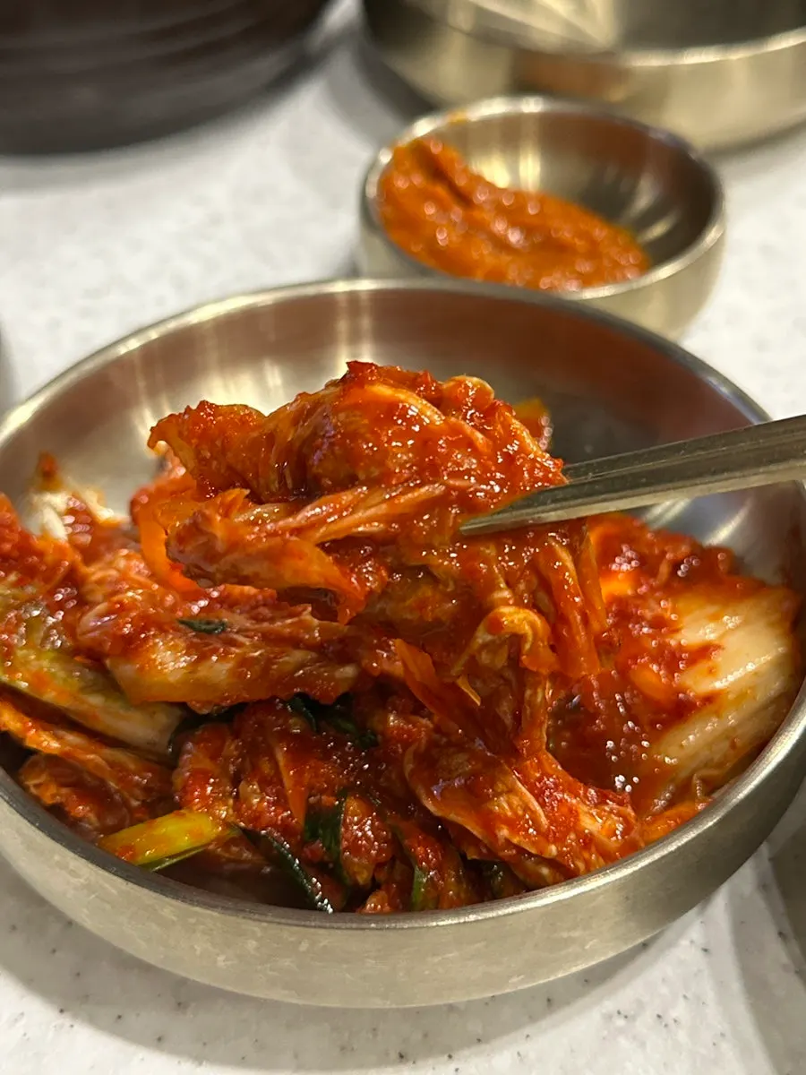 셀프바에 놓인 김치와 무말랭이 장아찌