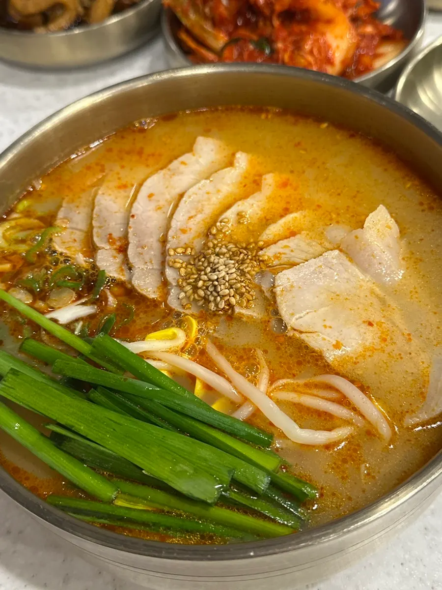 살코기가 푸짐하게 담긴 살코기국밥