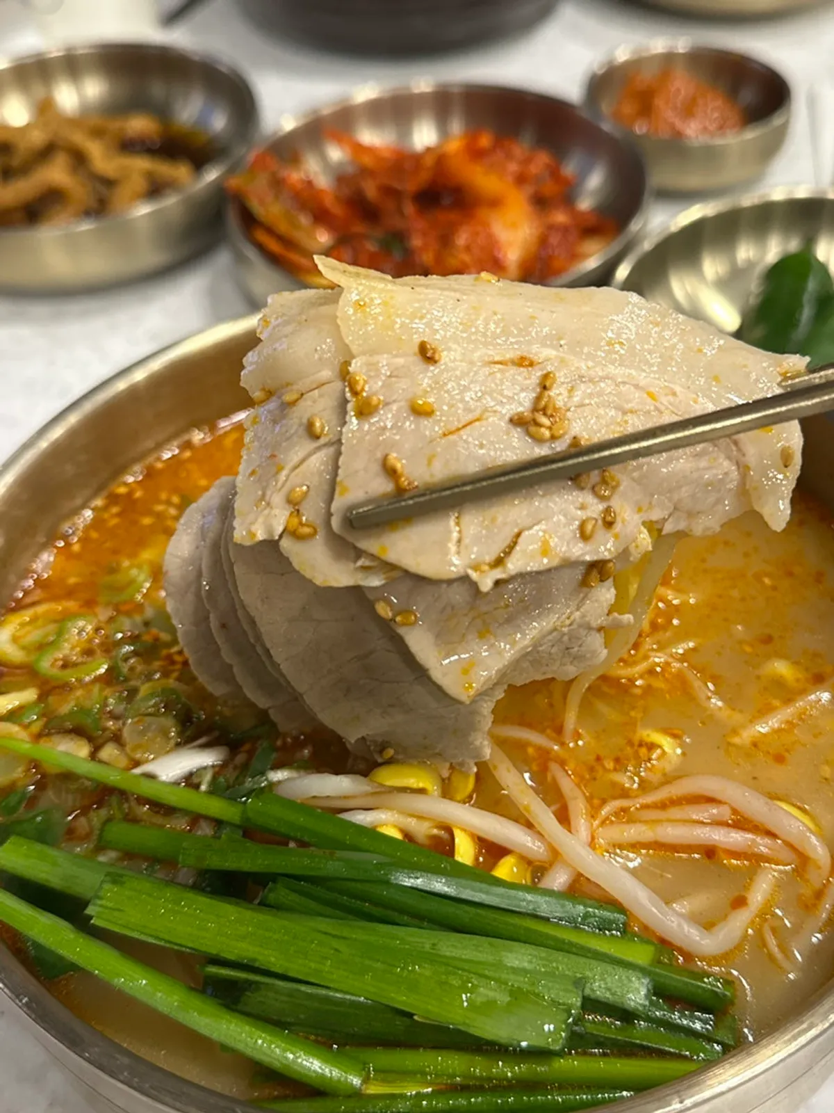 밥과 함께 차려진 살코기국밥 한상