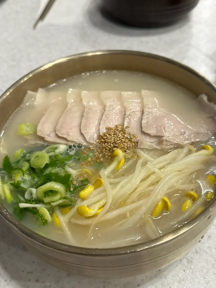 붉은 국물의 마라 고기국수