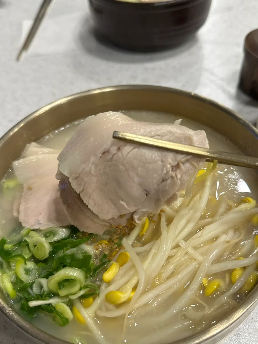 마라 고기국수 면을 들어올린 모습