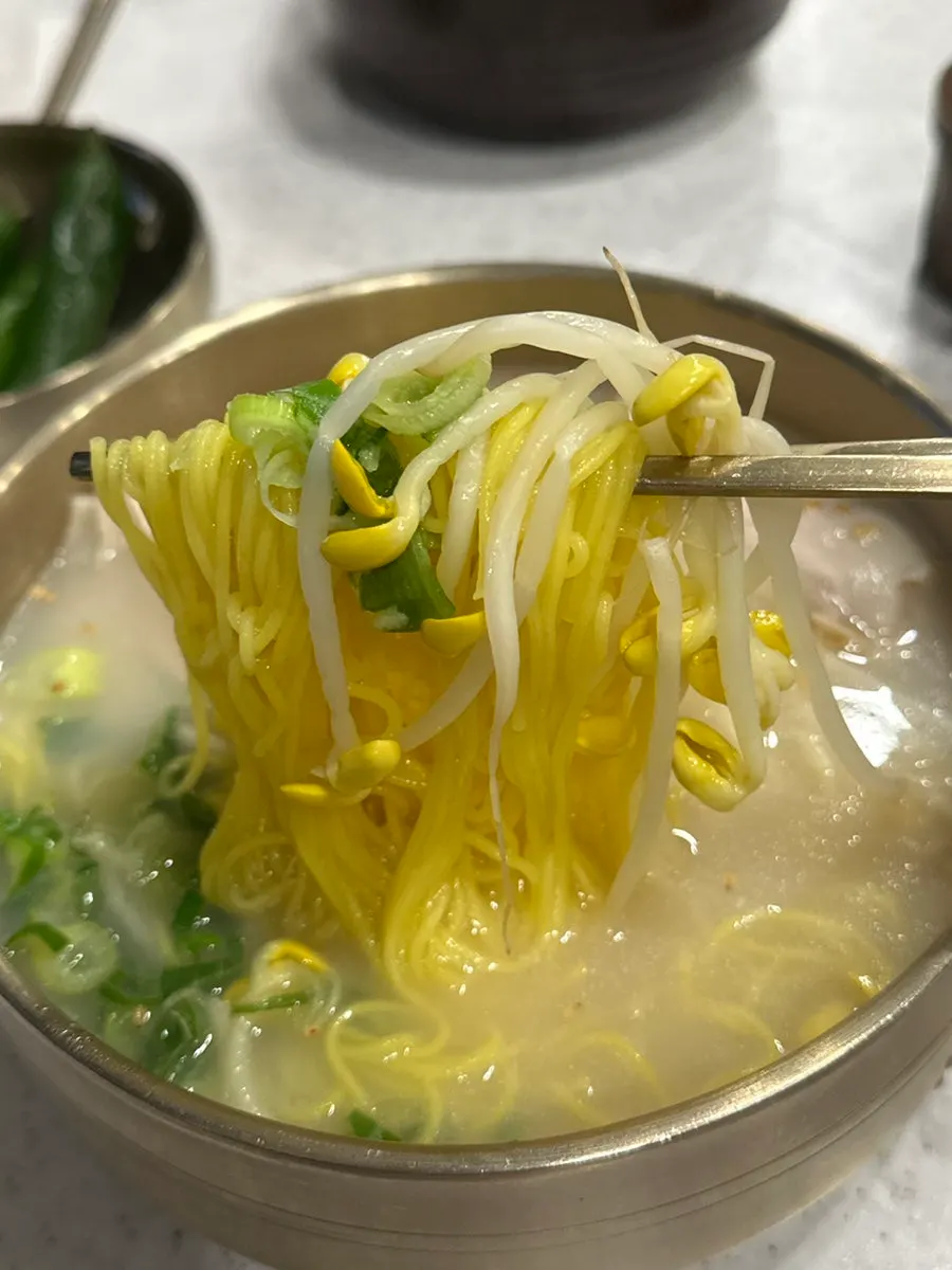마라 고기국수 위에 올라간 돔베고기