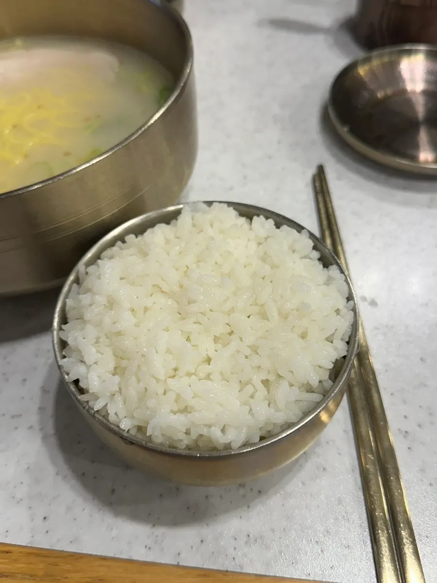 제주산 돼지고기가 올라간 사골 고기국수