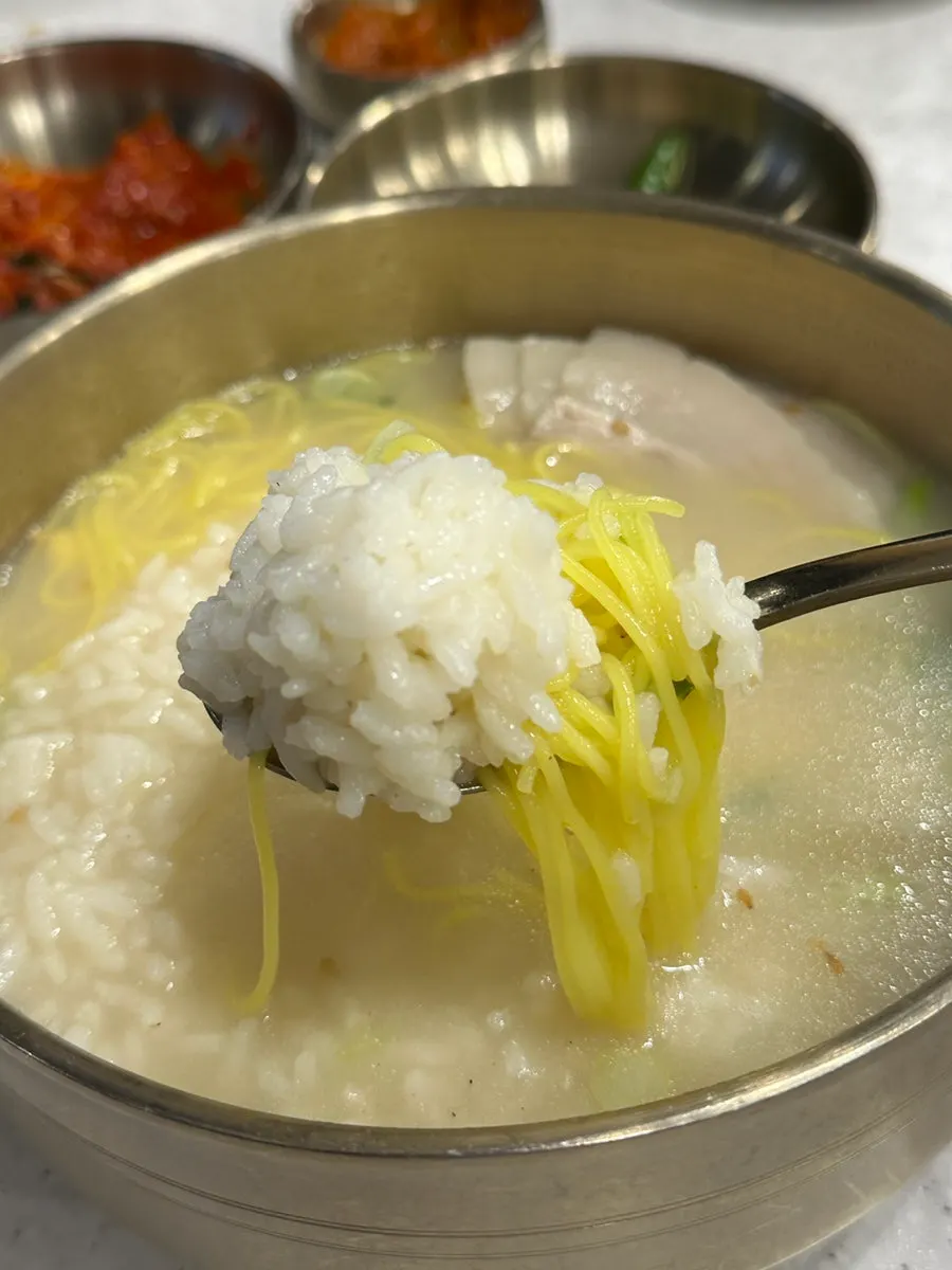 사골 고기국수 국물과 면 클로즈업