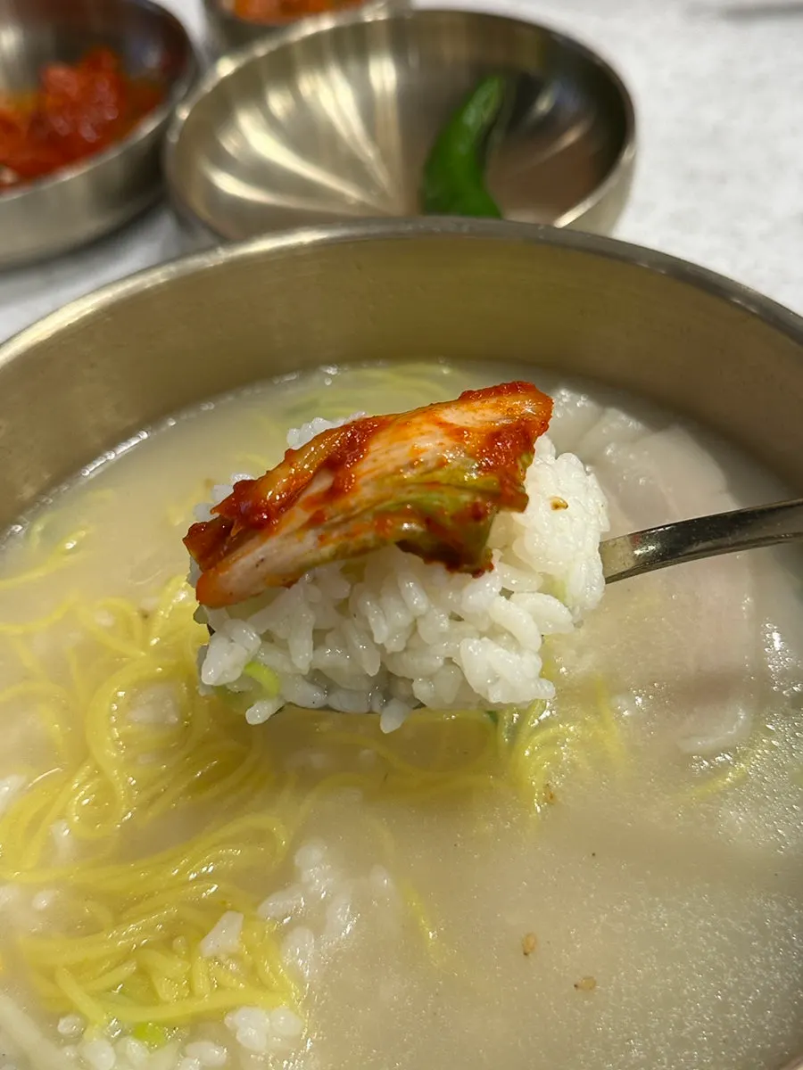 꽉 담겨 나온 공기밥과 고기국수