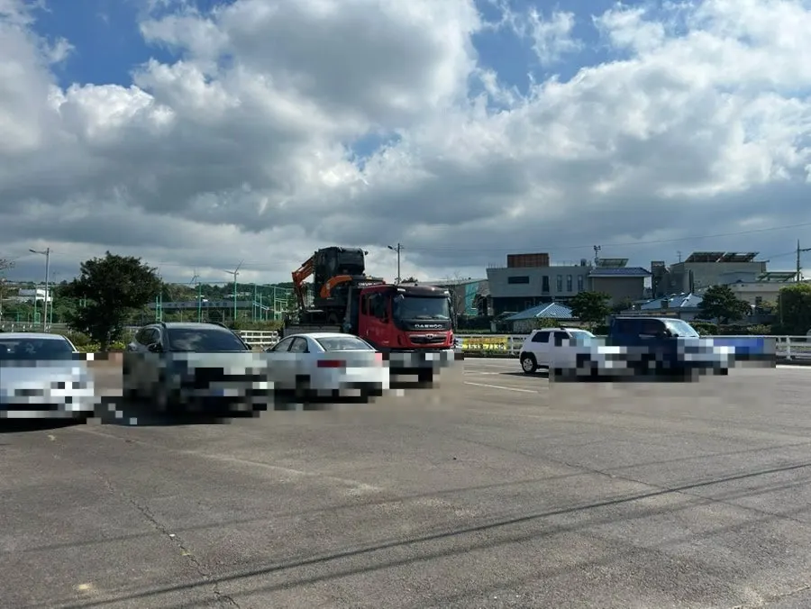 Open lot doubling as parking in front of the photo studio in Eoeum-ri, Aewol