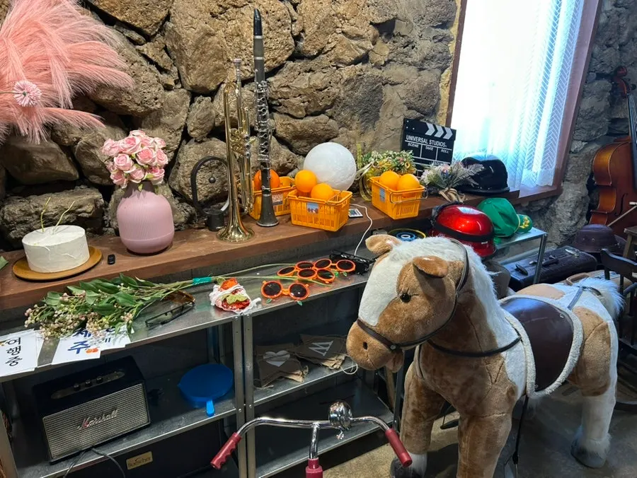 Background and props in the self-photo space