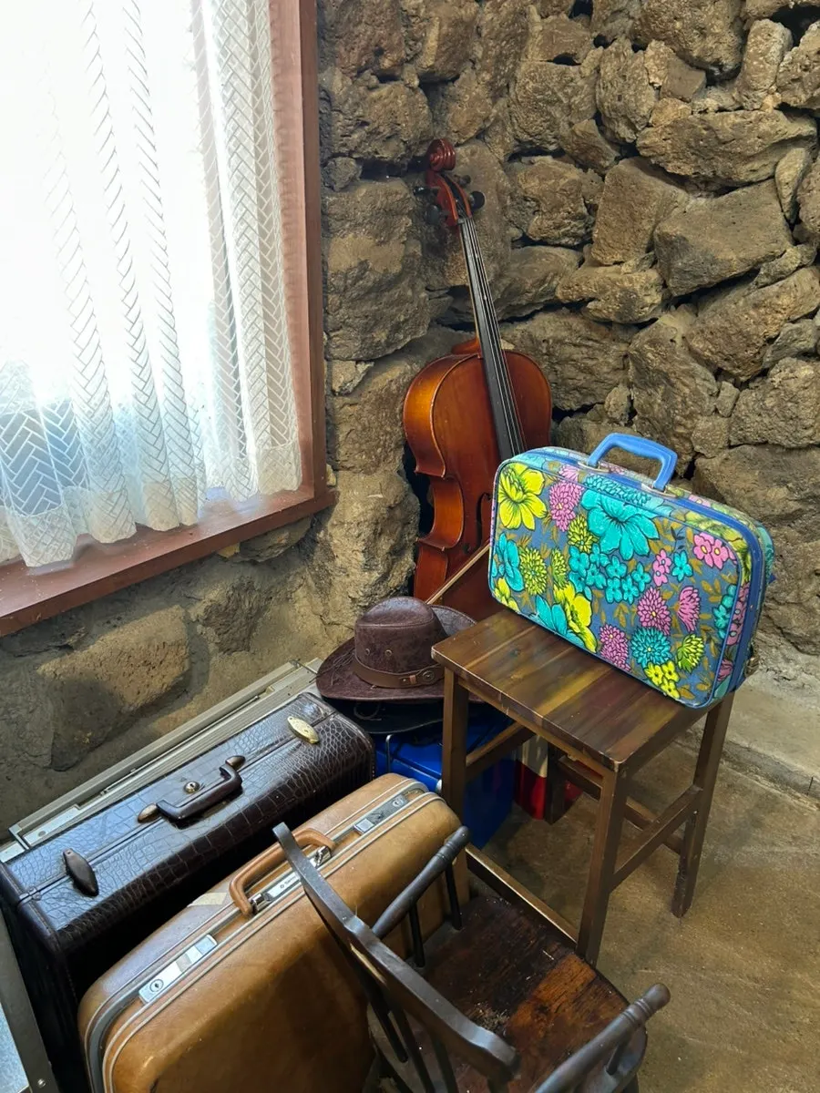 Vertical-frame shooting spot in the self-studio