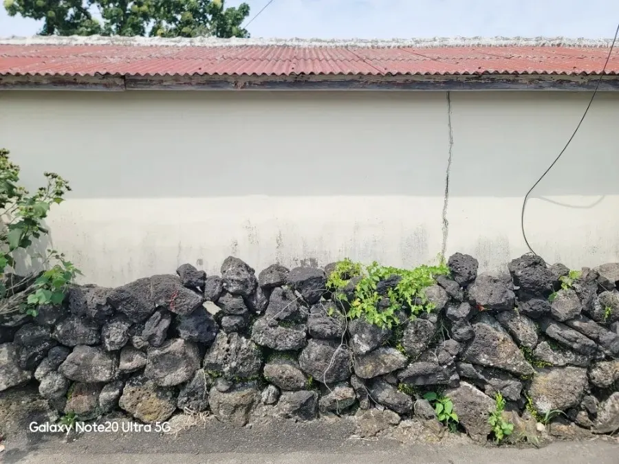 Shooting backdrop combining stone wall and red slate roof