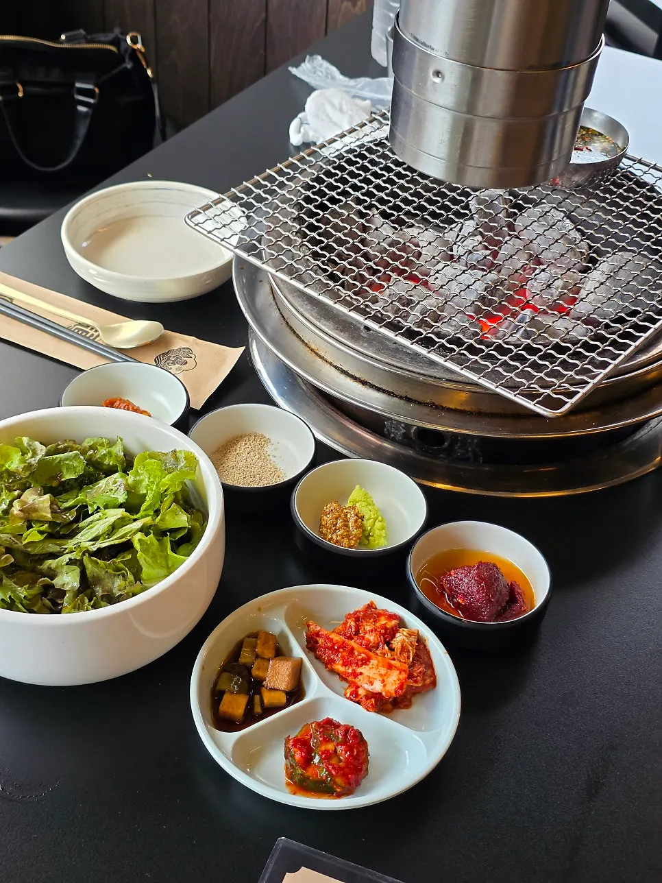 한우와 함께 나온 밑반찬 상차림