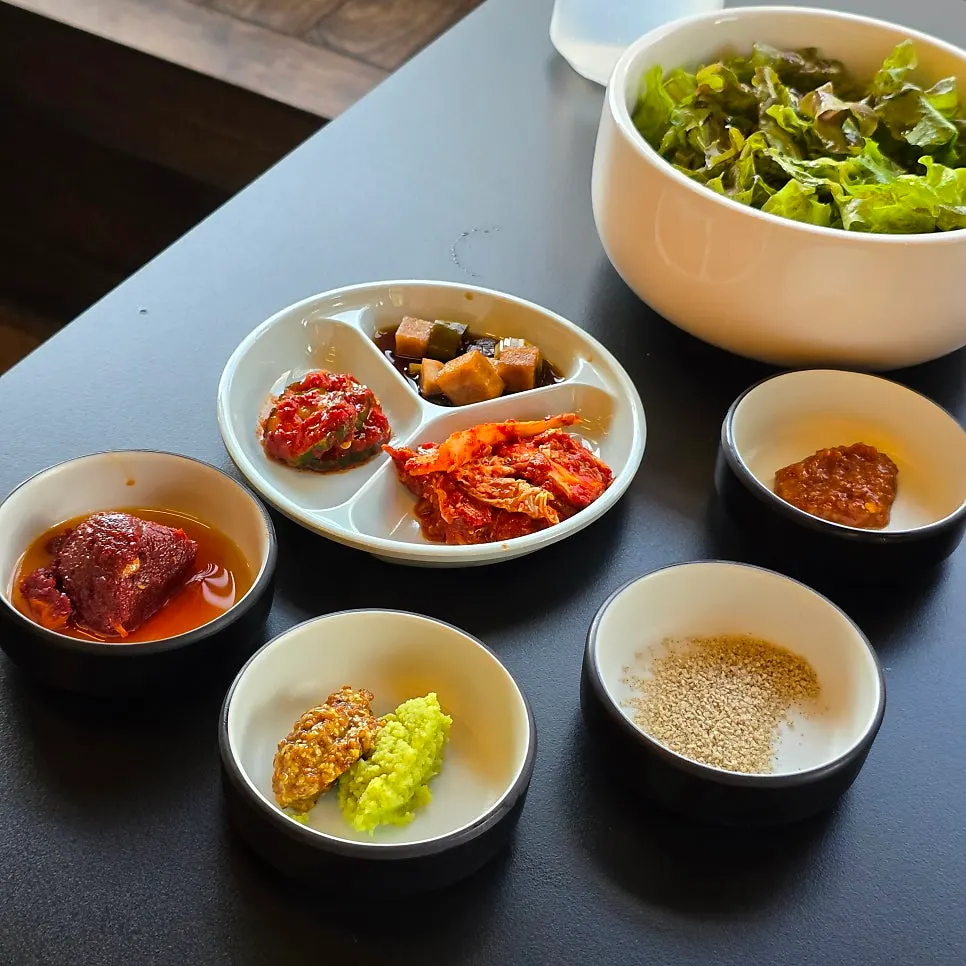 상추무침 김치 오이무침과 무피클