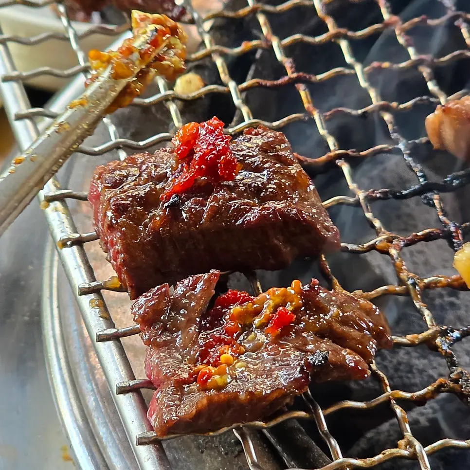 소스를 곁들인 안창살 한 점