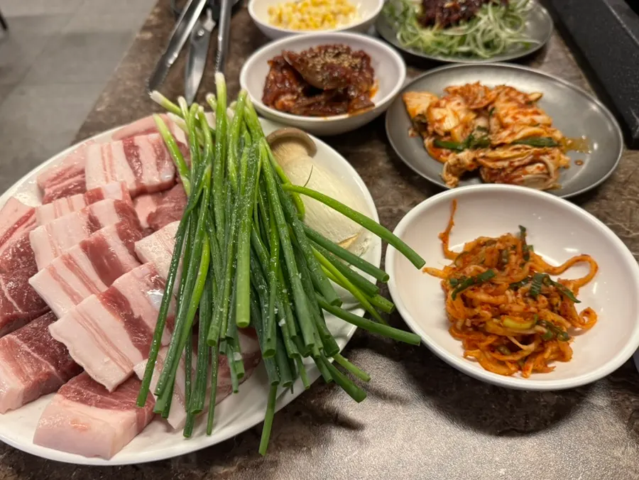 얇게 썬 양파 등 밑반찬 접시