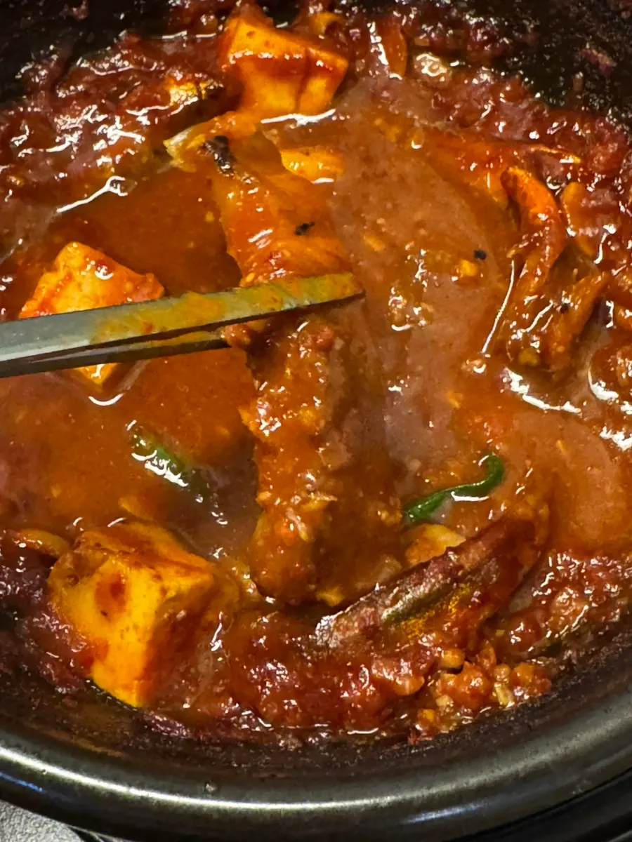 말차소금에 찍은 흑돼지 한 점