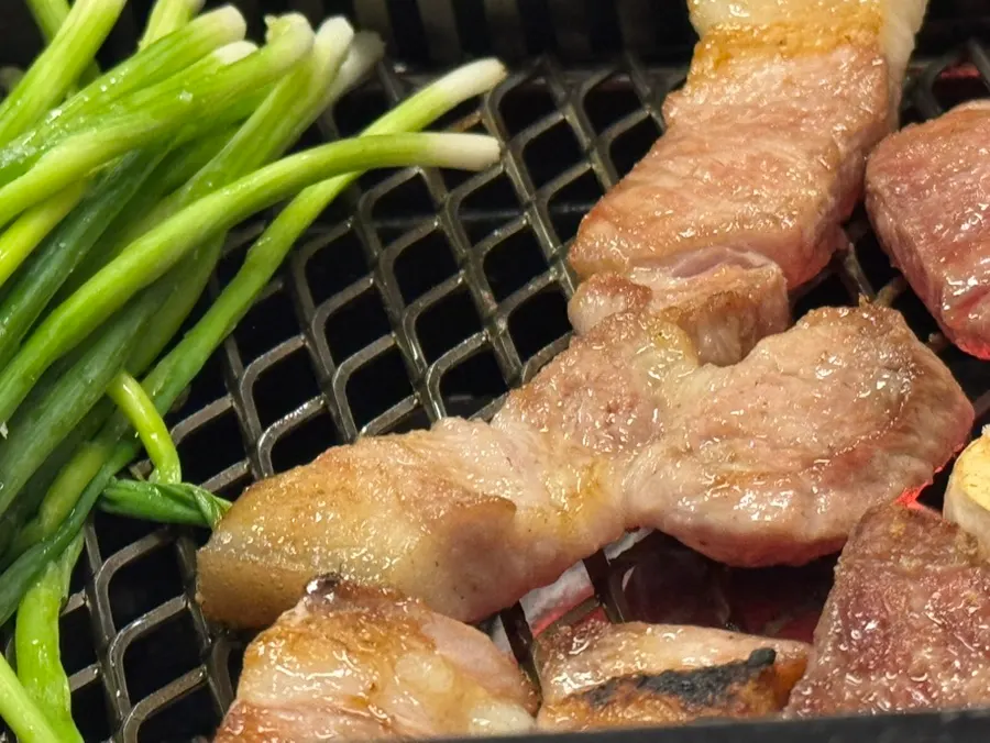 도톰한 흑돼지 단면