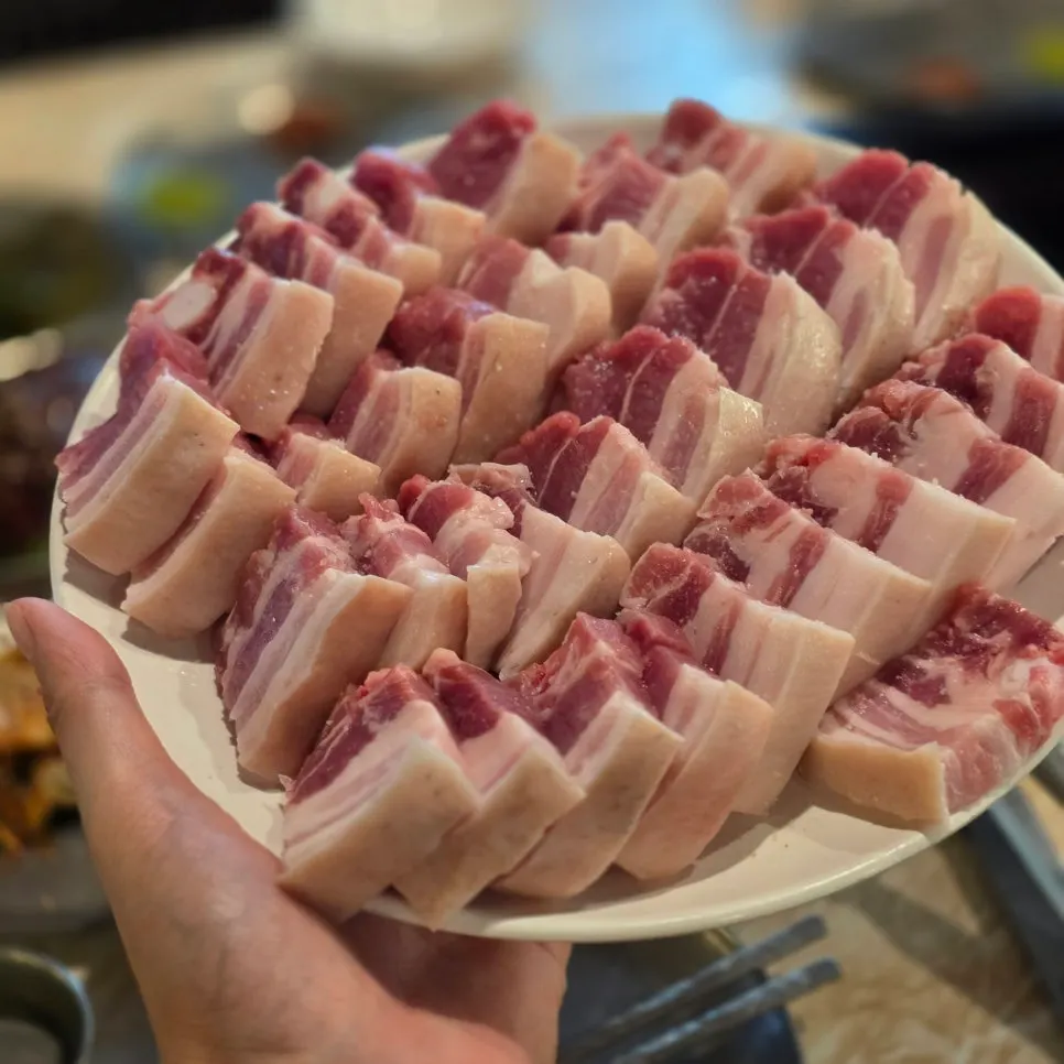 숯불에 구워지는 흑돼지오겹살
