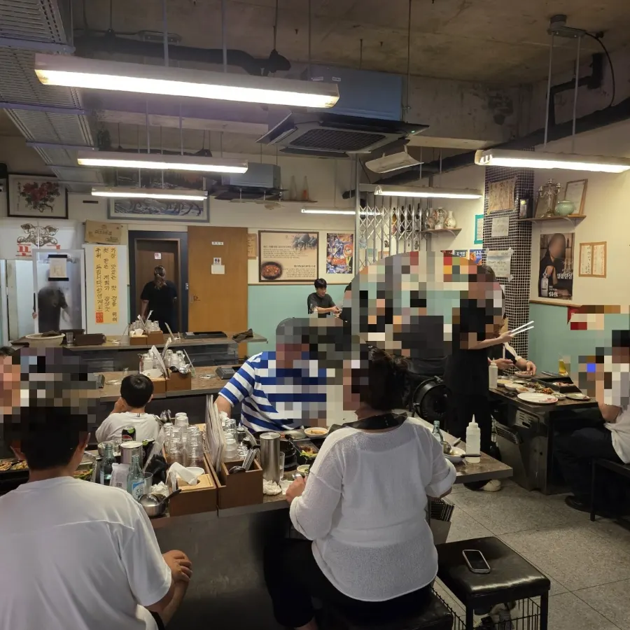 테이블이 많은 포크80 내부 좌석