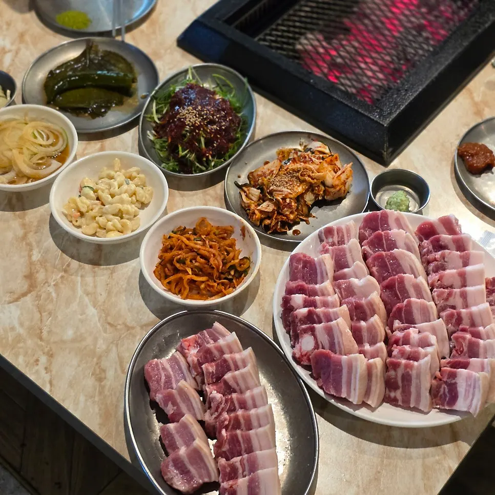 쌈과 김치, 파채가 놓인 기본 상차림