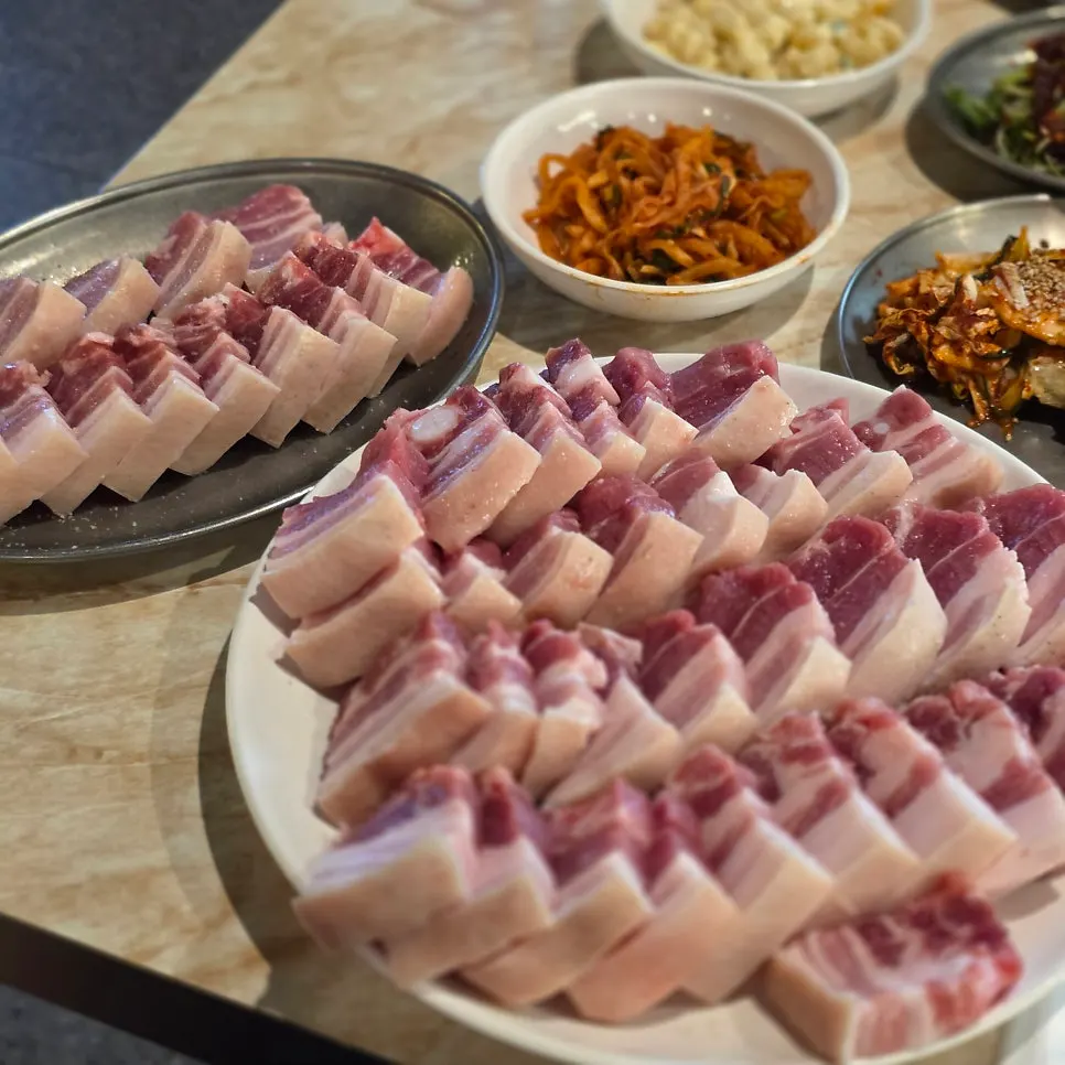 가지런히 플레이팅된 흑돼지오겹살 4인분