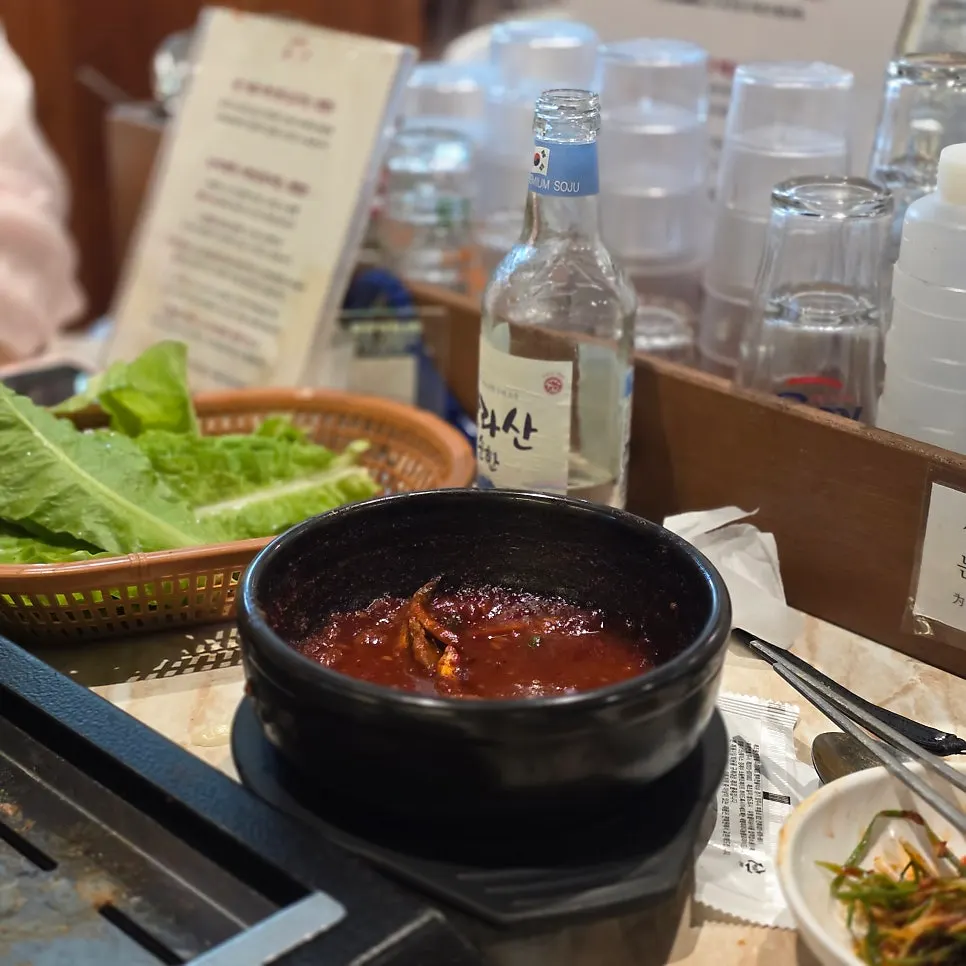 깻잎에 올린 흑돼지오겹살 쌈
