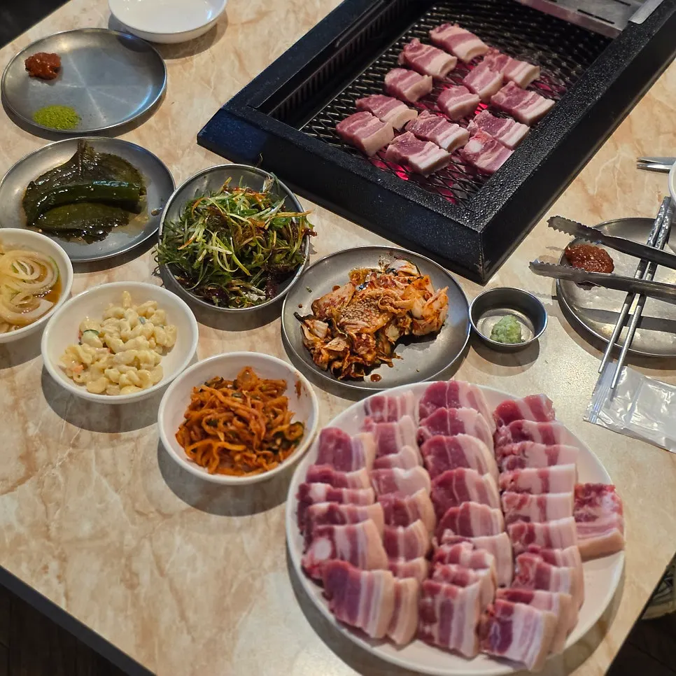 식사 마무리 무렵의 흑돼지 구이판