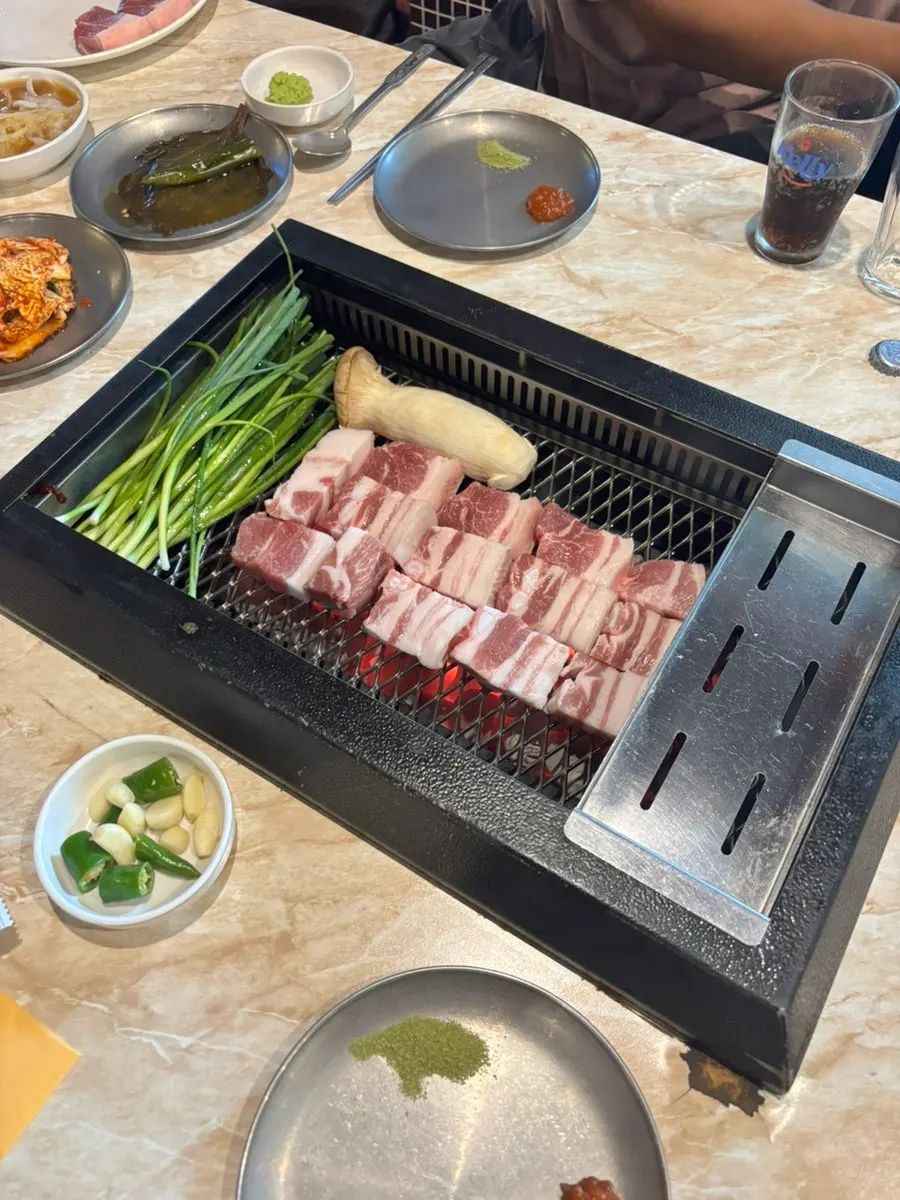 불판 위에 올린 두툼한 난축맛돈