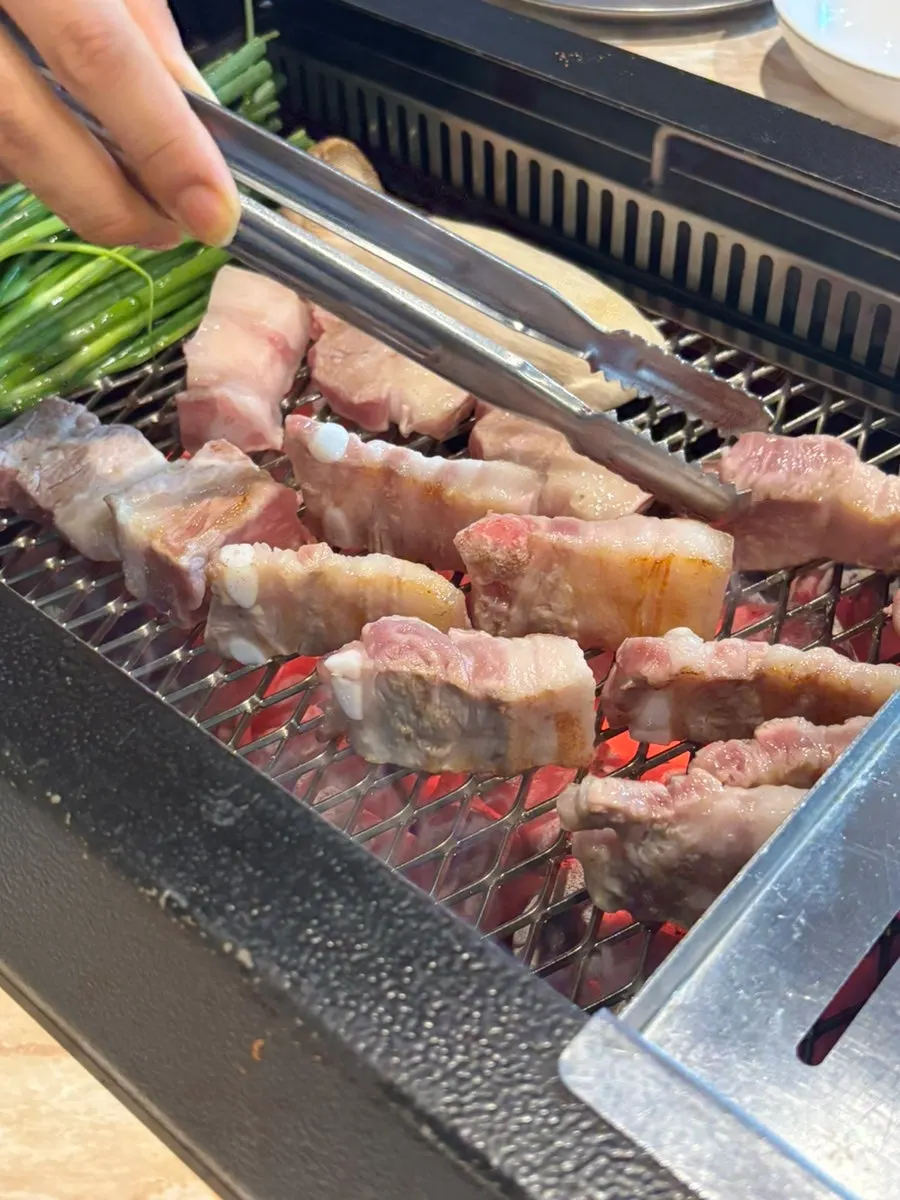 숯불에 구워지는 난축맛돈 흑돼지