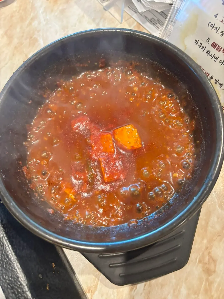 멜젓과 함께 먹는 두툼한 흑돼지 구이