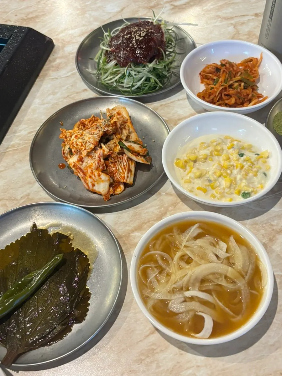 장아찌와 쌈 채소가 차려진 밑반찬 한상