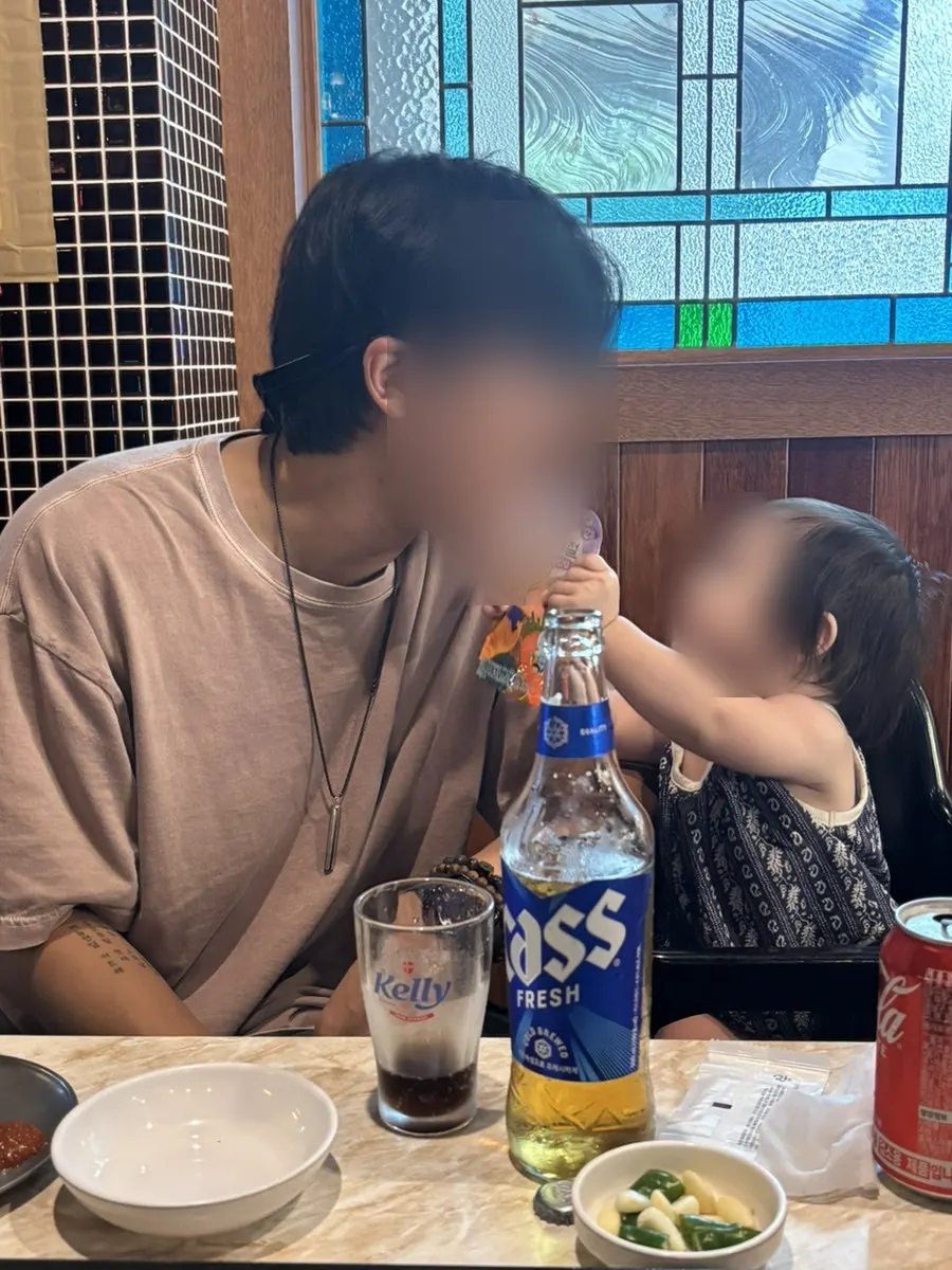 여유롭게 식사하는 고깃집 테이블