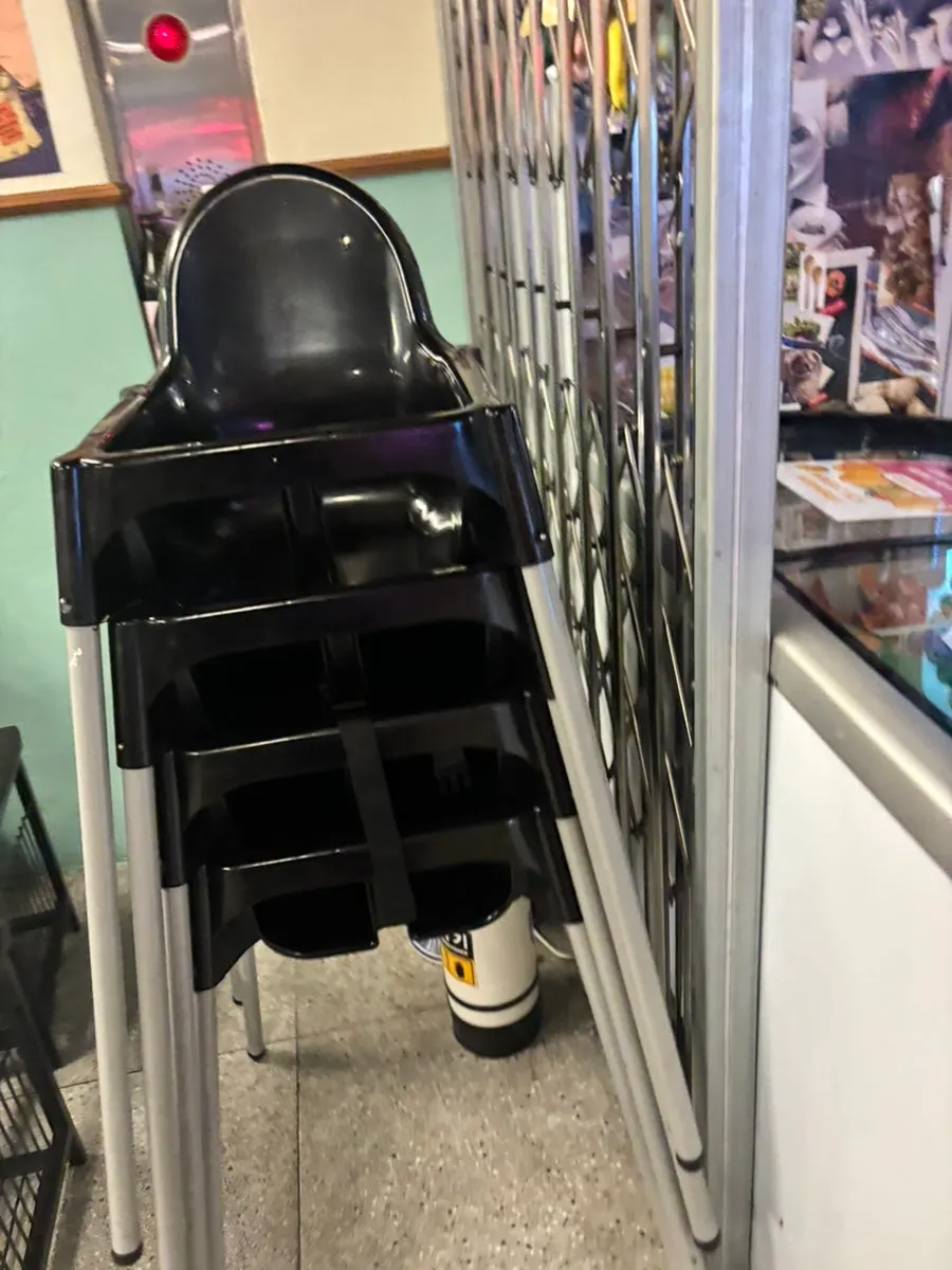 아이와 함께 앉은 매장 좌석과 아기 의자