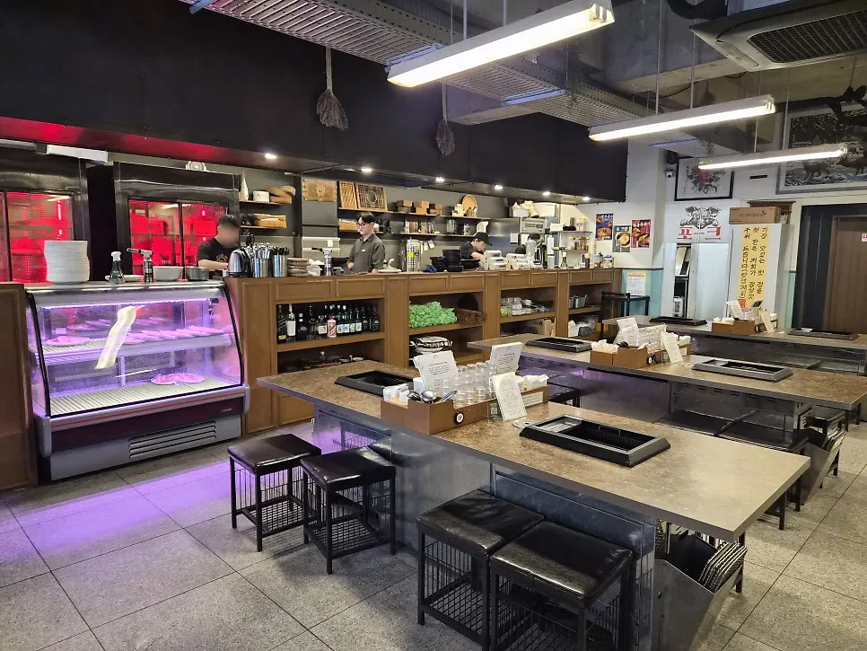 Horizontal photo of seating and tables at Pork80 Jeju Airport Branch