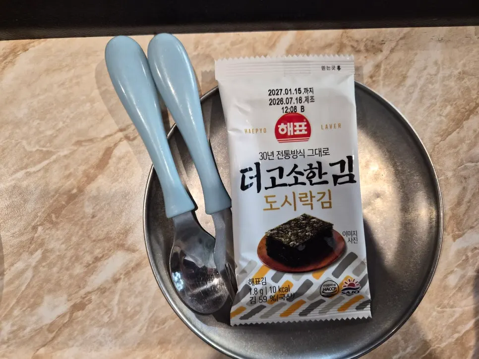 Kids' tableware and dried seaweed snacks provided by Pork80