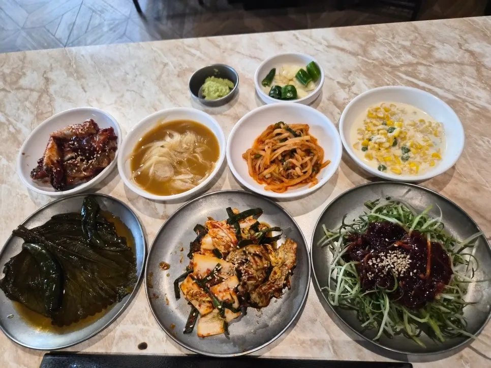 Side dishes including shredded scallions and kimchi at Pork80