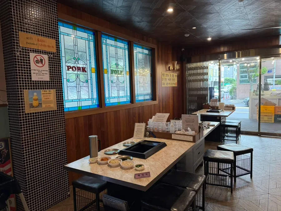 Inside Pork80 Jeju Airport Branch