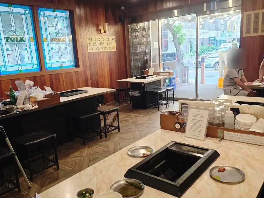 반찬이 세팅되기 시작한 테이블