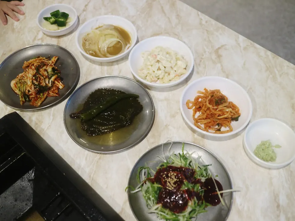 양파절임과 절임고추, 부추무침 반찬