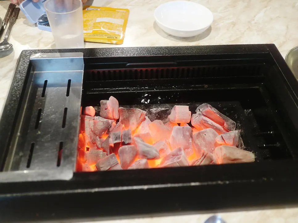 접시에 담겨 나온 두툼한 생갈비 600g