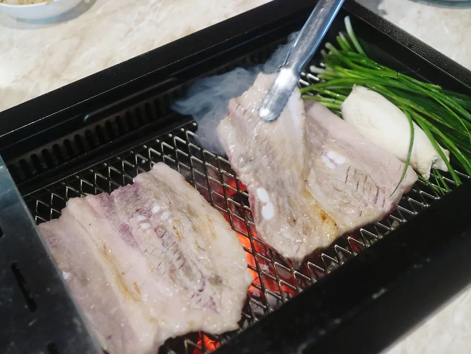 불판 위에서 익어가는 흑돼지 생갈비