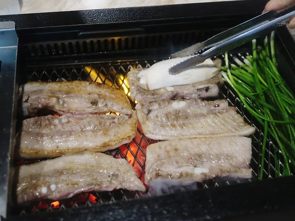 잘라낸 흑돼지 생갈비 단면