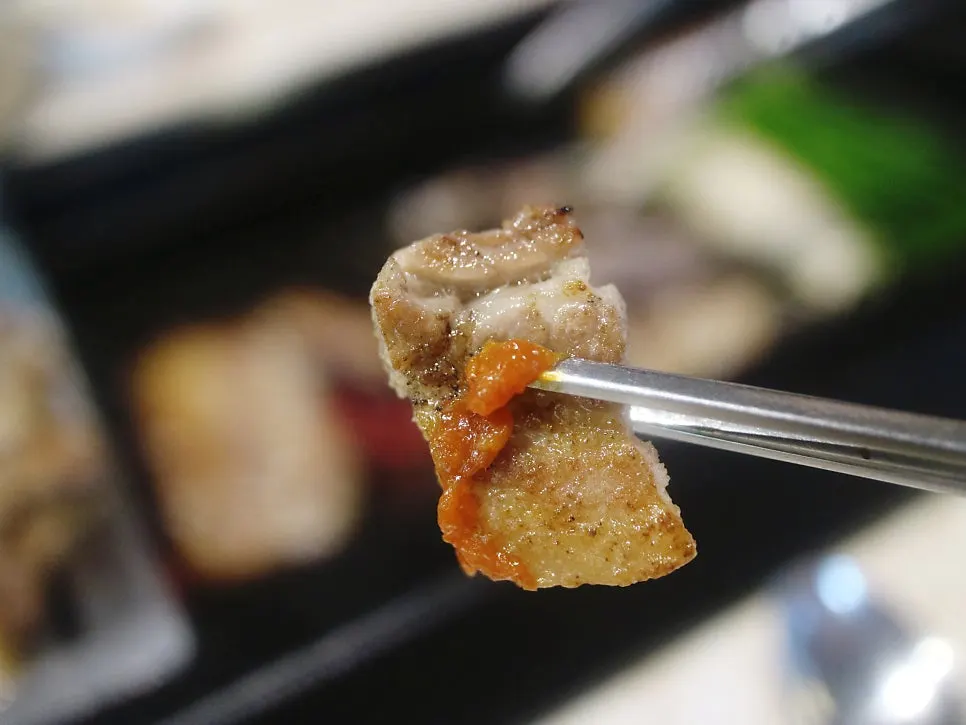 쌈장에 찍은 흑돼지 생갈비