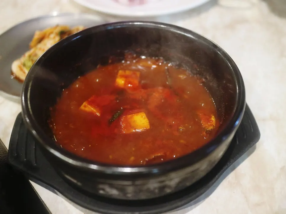 멜젓에 고기를 찍는 순간