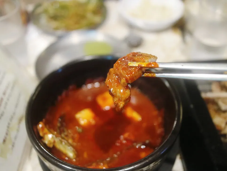멜젓과 구운 생갈비 한 점