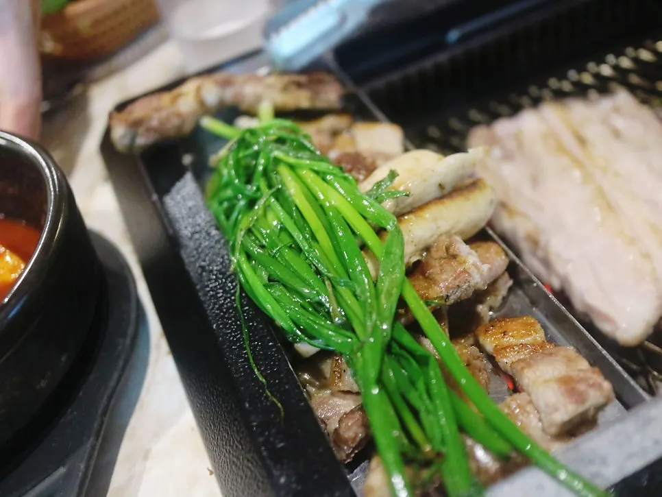 상추에 고기와 반찬을 올린 쌈