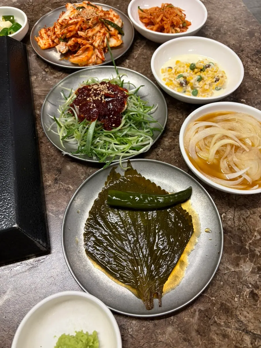 다양한 소스와 밑반찬