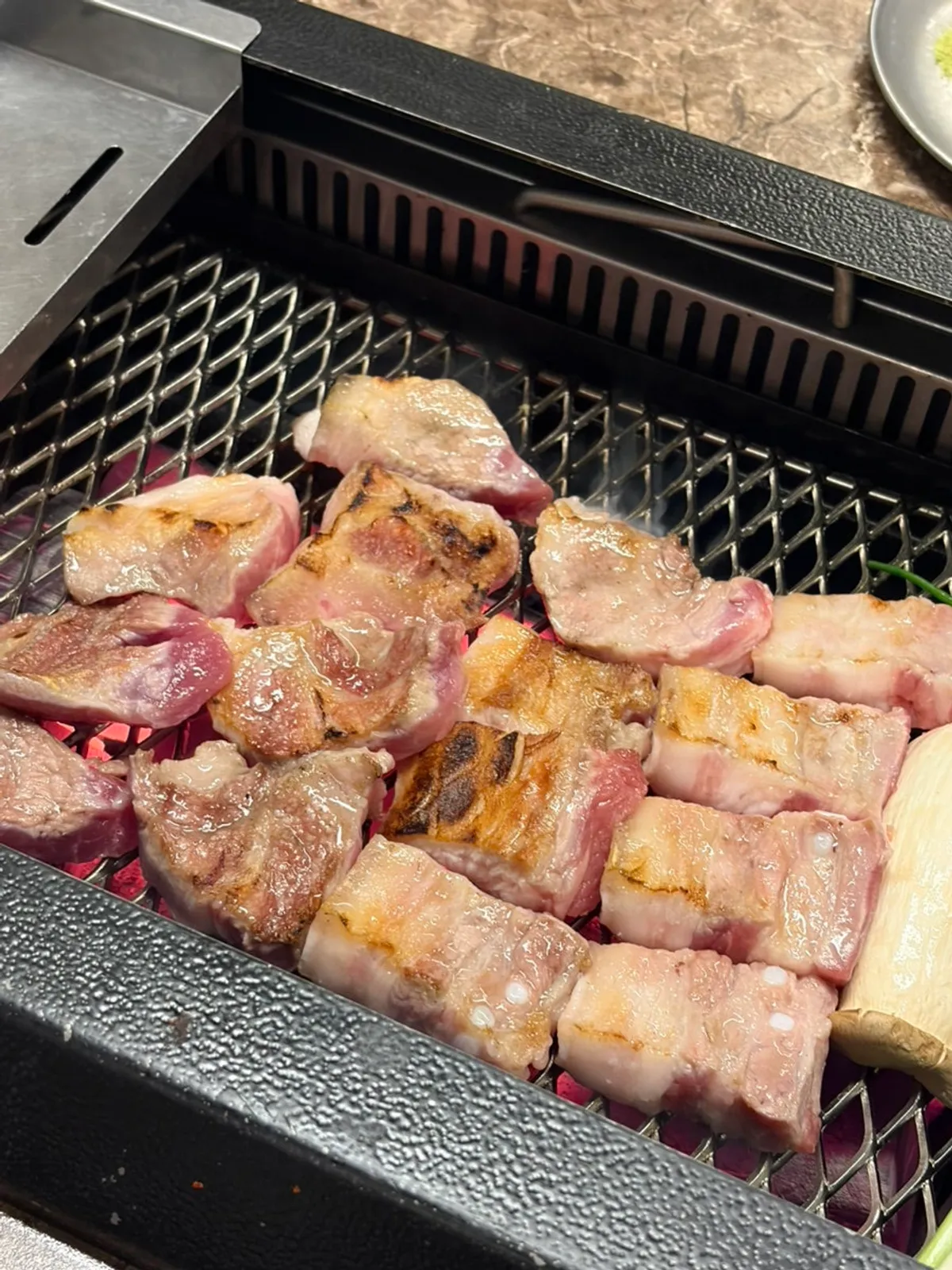 불판에서 구워지는 난축맛돈