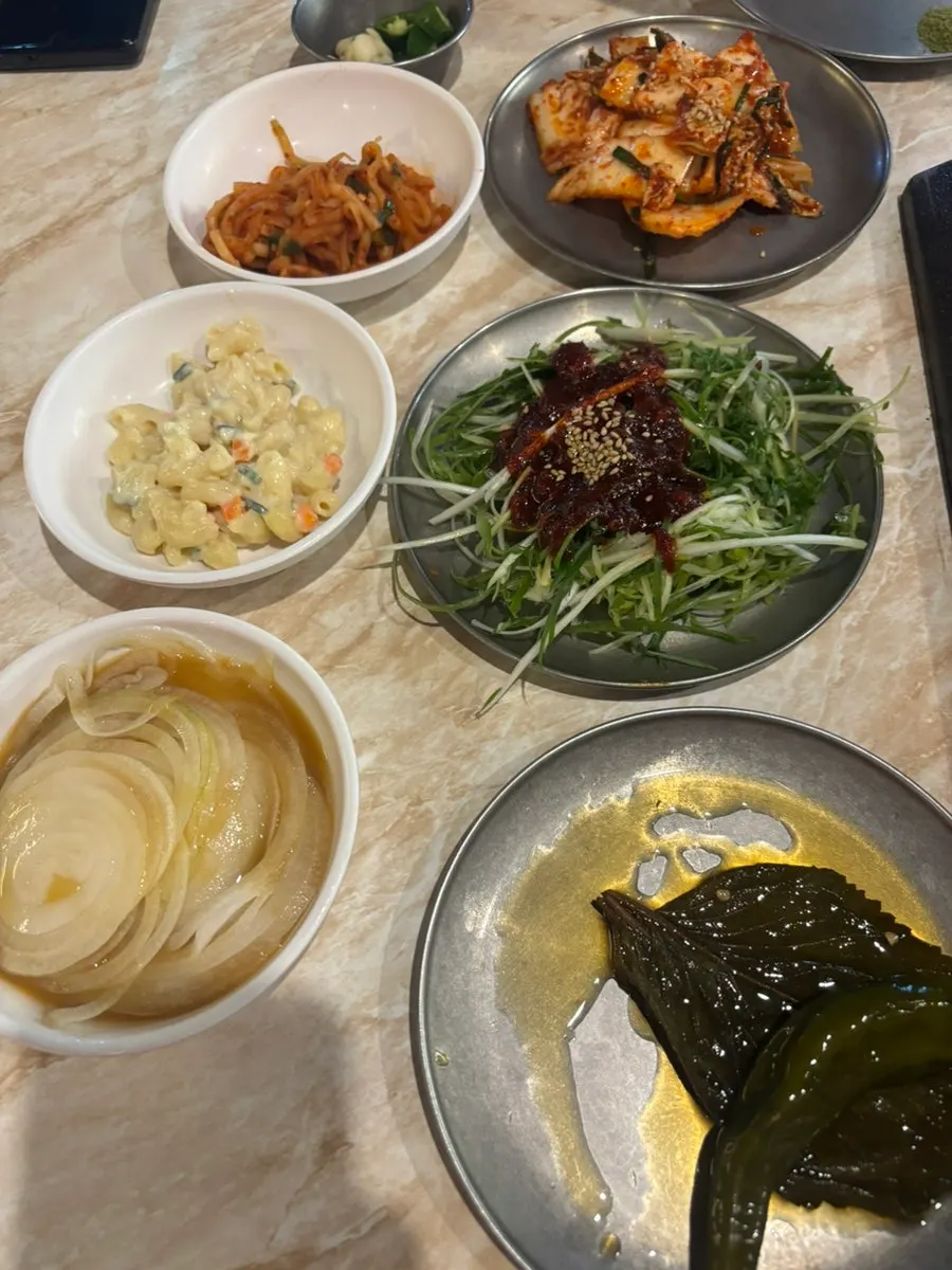 넷이서 주문한 난축맛돈과 사이드 메뉴 상차림